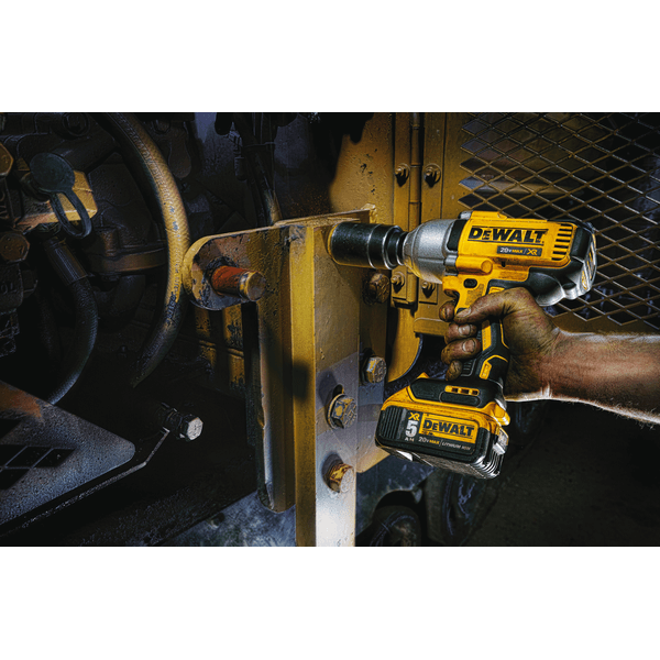 Аккумуляторный гайковерт DeWALT DCF 899 P2